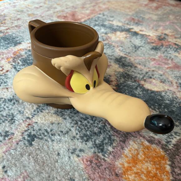 Vintage 90s Wile E. Coyote / Wiley Coyote Looney Tunes plastic mug - Picture 2 of 8